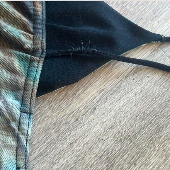 PrettyLittleThing multi-colored bodysuit with unique design - Picture 4 of 5